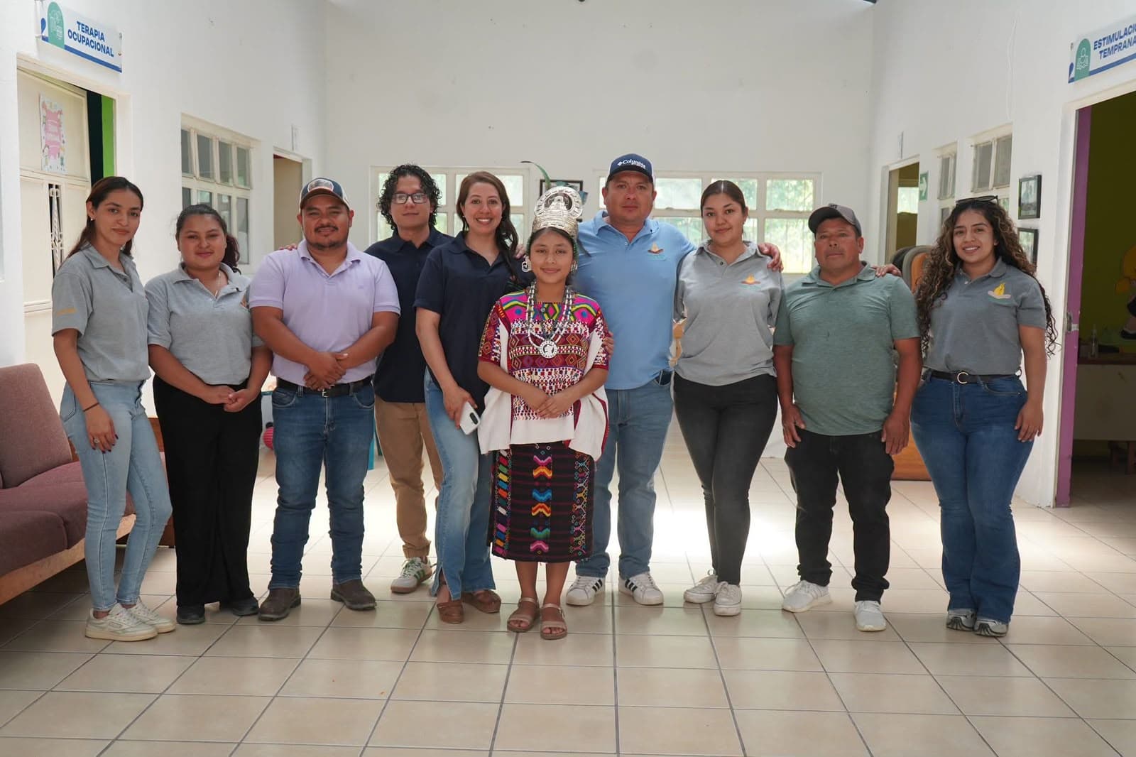 El equipo de CERNACE reunido en el vestíbulo del centro.